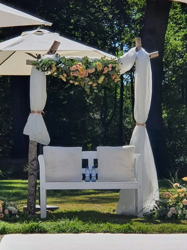 Bloemenboog bij een bank voor een feestelijk moment