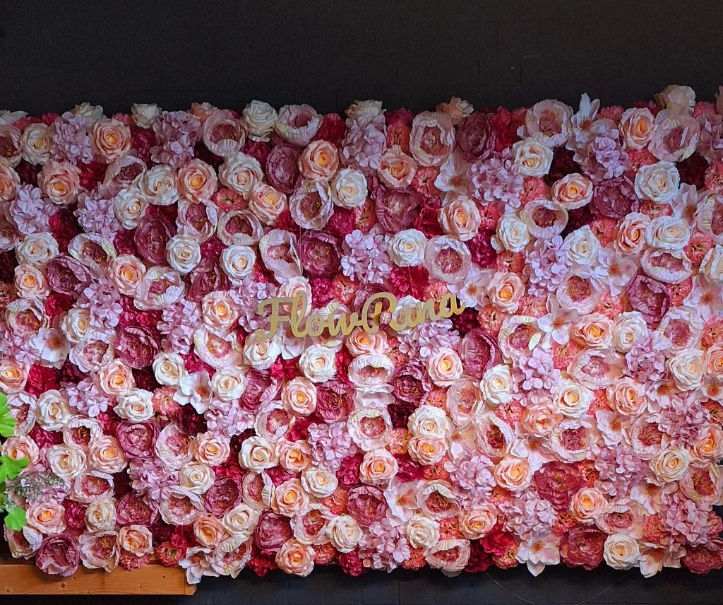 Bloemenmuur met Flowrina-logo — zijdebloemen in het atelier