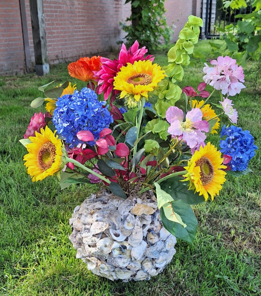 Kleurrijk boeket in schelpvaas