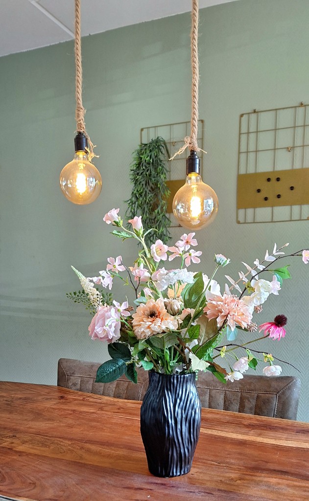 Tafeldecoratie met zijdebloemen